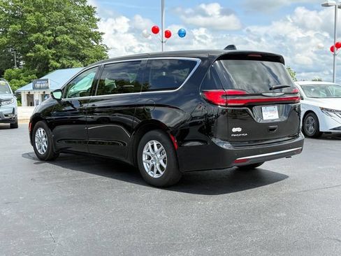 Used 2024 Chrysler Pacifica Touring-L FWD image 5