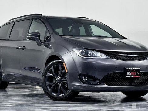 Used 2019 Chrysler Pacifica Limited w/ Advanced Safetytec Group image 2