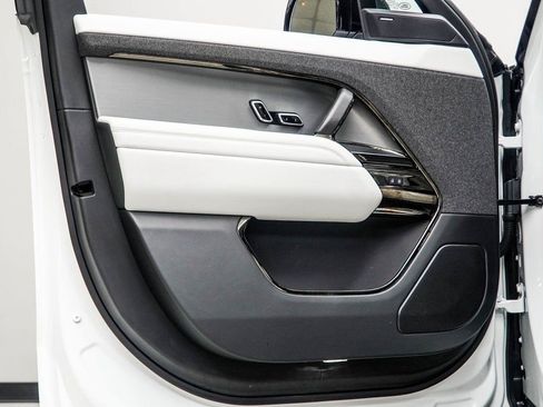 Used 2025 Land Rover Range Rover Sport SE image 34