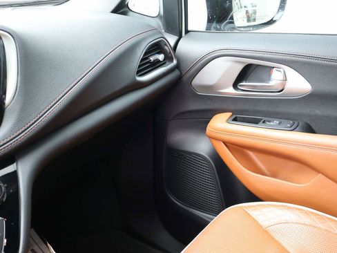 Used 2025 Chrysler Pacifica Pinnacle FWD image 16