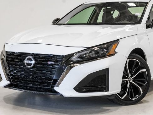 Used 2025 Nissan Altima 2.5 SR AWD/4WD image 2