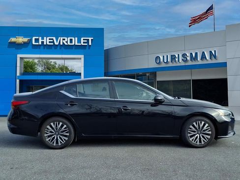 Used 2023 Nissan Altima 2.5 SV image 2