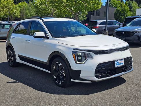 Certified 2023 Kia Niro Wave w/ Wave Preserve Package FWD image 3