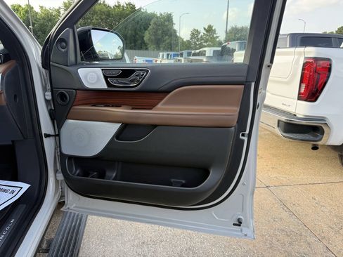 Used 2023 Lincoln Navigator Reserve AWD/4WD image 12
