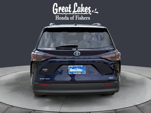 Used 2025 Toyota Sienna XLE image 4