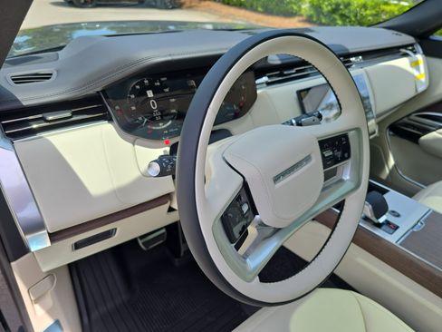New 2026 Land Rover Range Rover Long Wheelbase SE AWD/4WD image 16