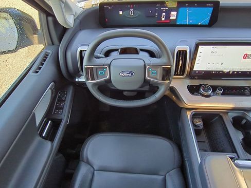 Used 2025 Ford Expedition Active RWD image 16