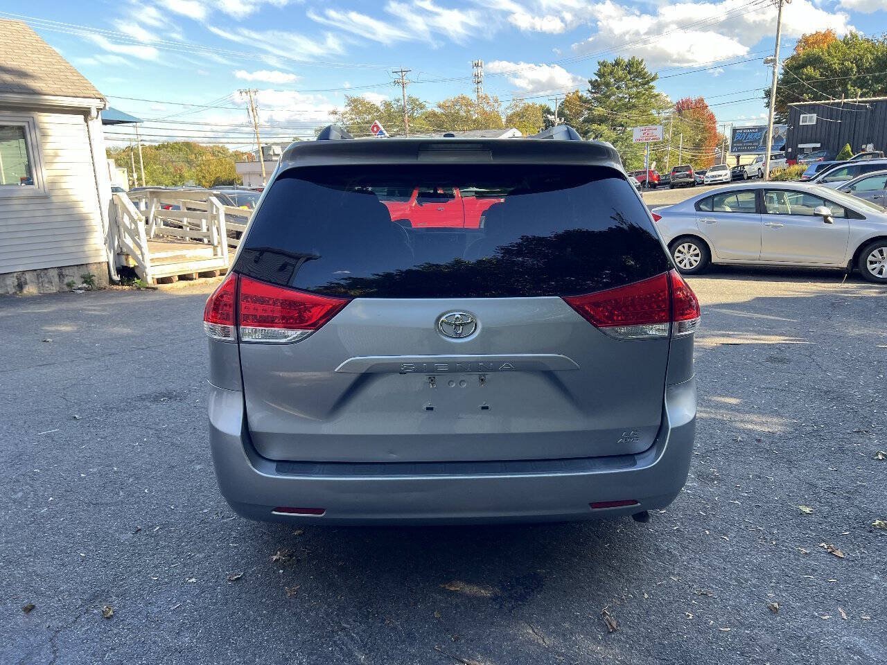 Used 2012 Toyota Sienna LE w/ Towing Pkg AWD/4WD image 9
