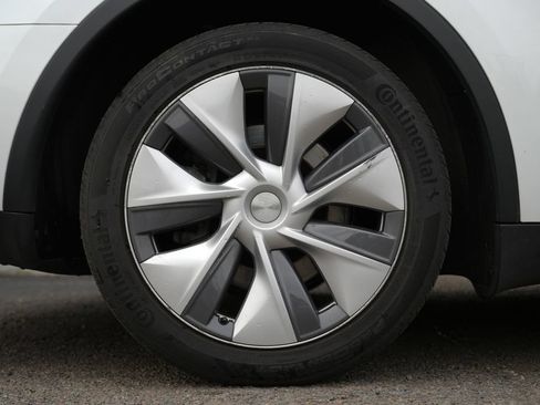 Used 2023 Tesla Model Y AWD image 9