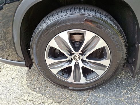 Used 2021 Toyota Highlander XLE image 28