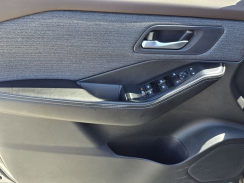 Used 2023 Nissan Rogue SV image 14