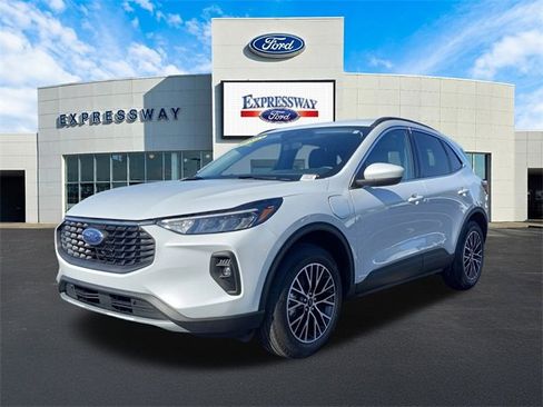 Used 2025 Ford Escape SE image 2