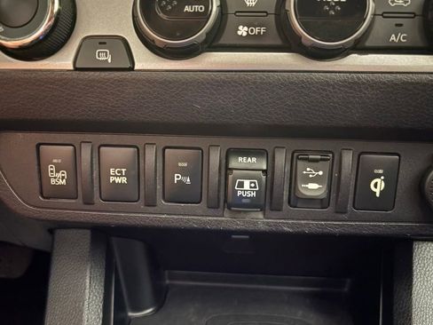 Used 2018 Toyota Tacoma Limited AWD/4WD image 9