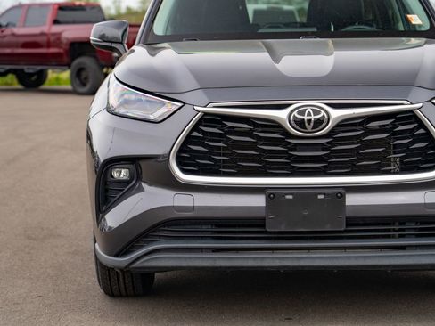 Used 2022 Toyota Highlander XLE AWD/4WD image 5