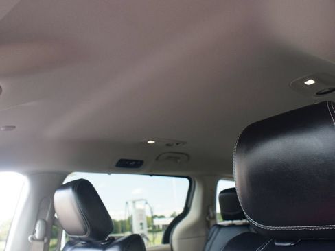 Used 2024 Chrysler Pacifica Touring-L FWD image 6