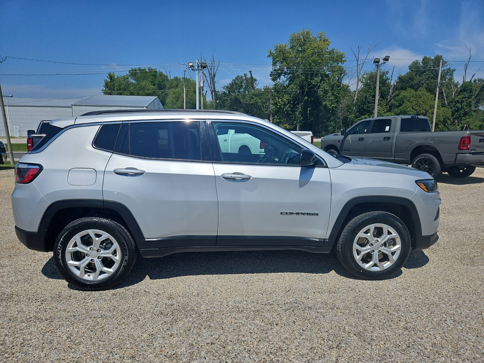 Used 2024 Jeep Compass Latitude AWD/4WD image 4