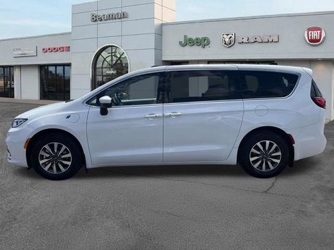 Used 2023 Chrysler Pacifica Touring-L FWD image 4