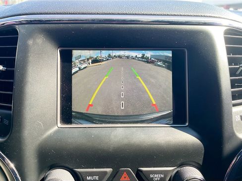 Used 2019 Jeep Grand Cherokee Laredo image 13