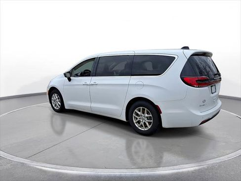 Used 2024 Chrysler Pacifica Touring-L image 6