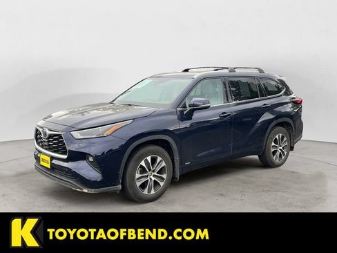 Used 2022 Toyota Highlander XLE AWD/4WD image 1