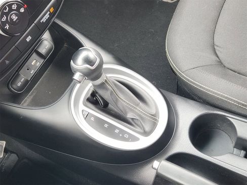 Used 2016 Kia Soul + image 20