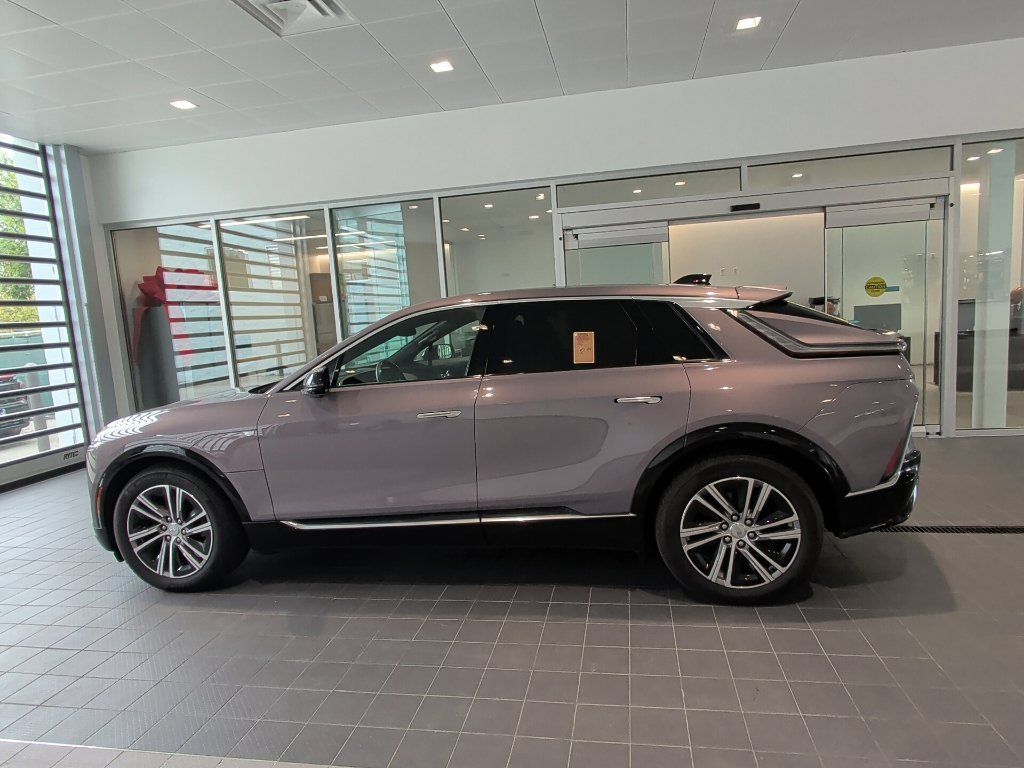 Used 2024 Cadillac Lyriq Luxury AWD/4WD image 6