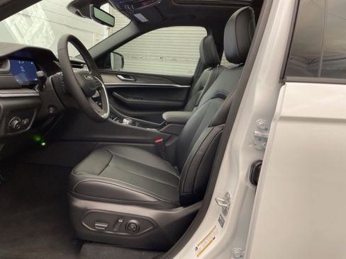 New 2025 Jeep Grand Cherokee Limited w/ Luxury Tech Group II image 17