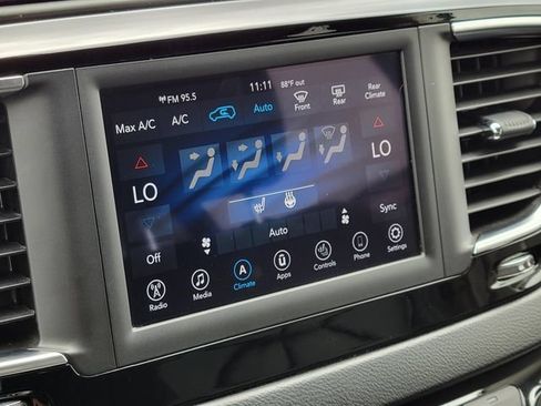 Used 2020 Chrysler Pacifica Touring-L FWD image 7