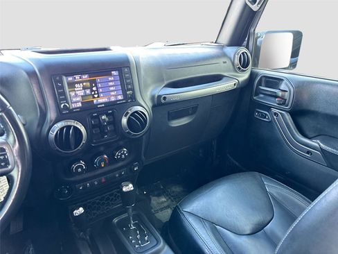 Used 2018 Jeep Wrangler Unlimited Sahara AWD/4WD image 21