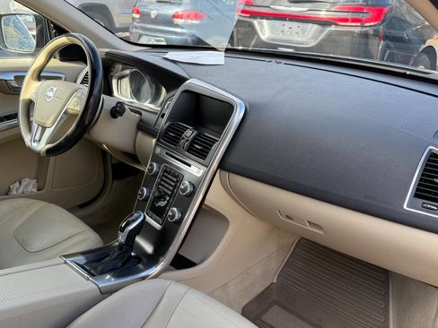 Used 2015 Volvo XC60 T5 Premier image 10