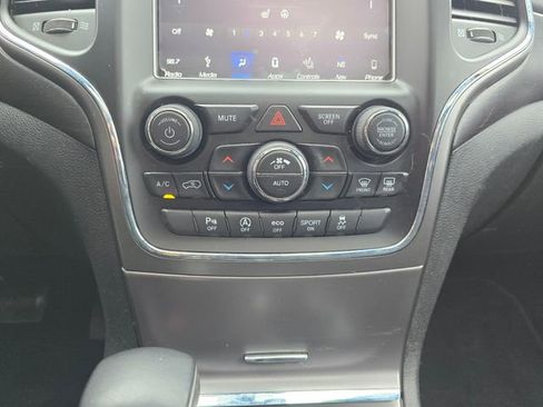 Used 2018 Jeep Grand Cherokee Laredo AWD/4WD image 20