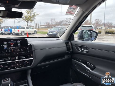 Used 2025 Nissan Pathfinder SL FWD image 54