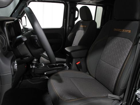 Used 2025 Jeep Gladiator Mojave w/ Convenience Group image 5