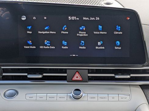 New 2025 Hyundai Elantra Limited image 17