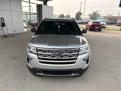 Used 2018 Ford Explorer XLT FWD image 4