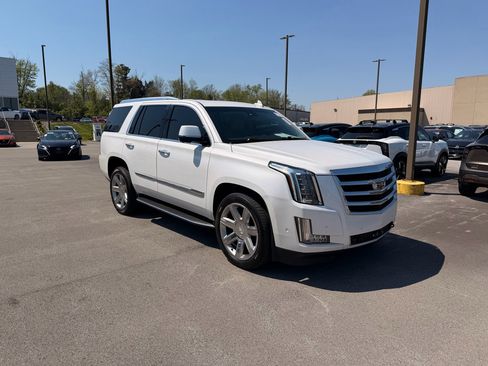 Used 2017 Cadillac Escalade Luxury image 3