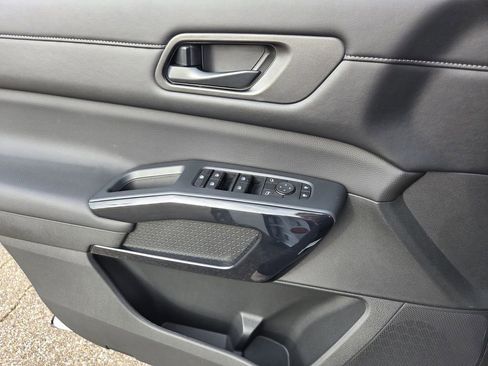 Used 2025 Nissan Pathfinder SV w/ SV Premium Package image 14