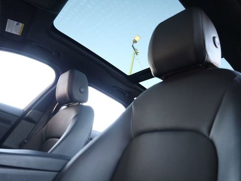 Used 2018 Jaguar F-PACE Premium image 17