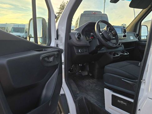 Used 2025 Mercedes-Benz Sprinter 2500 image 23