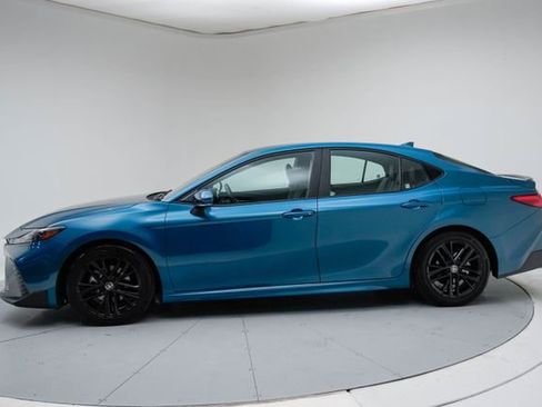 Used 2025 Toyota Camry SE image 2