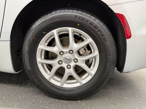 Used 2023 Chrysler Pacifica Touring-L FWD image 19