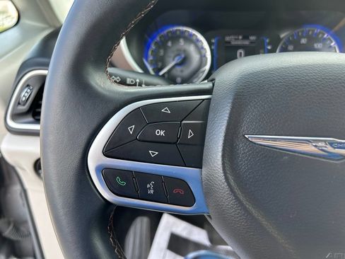 Used 2017 Chrysler Pacifica Touring-L w/ Tire & Wheel Group FWD image 19