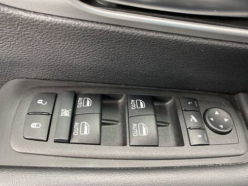 Used 2025 Chrysler Pacifica Limited image 41