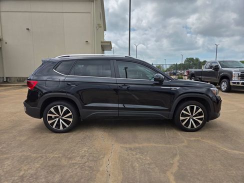 Used 2022 Volkswagen Taos SE FWD image 4