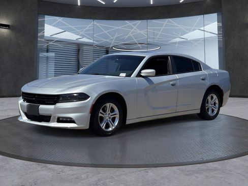 Used 2022 Dodge Charger SXT w/ Driver Convenience Group RWD image 2