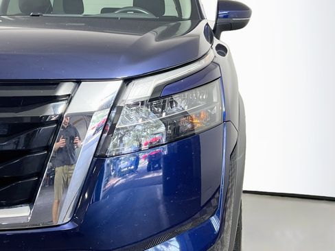 Used 2025 Nissan Pathfinder SV FWD image 12
