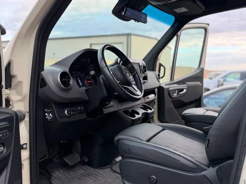 Used 2022 Mercedes-Benz Sprinter 2500 image 16