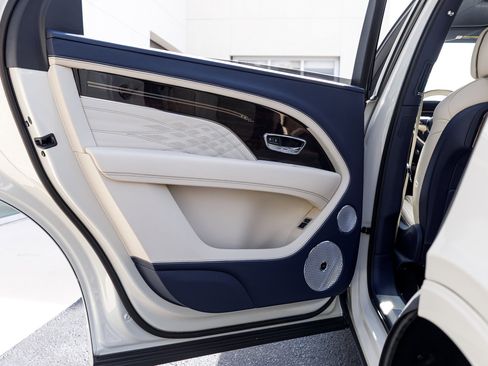 Used 2023 Bentley Bentayga Extended Wheelbase image 43