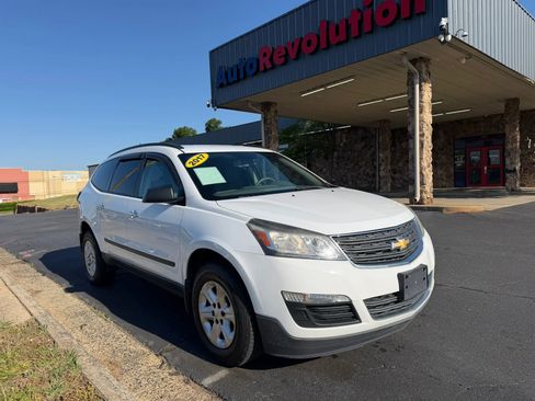 Used 2017 Chevrolet Traverse LS FWD image 1