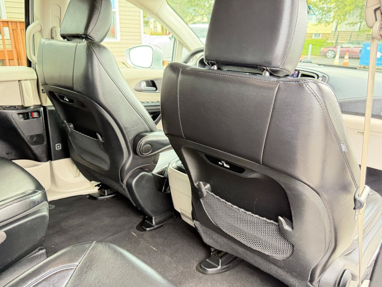 Used 2022 Chrysler Pacifica Touring-L FWD image 44